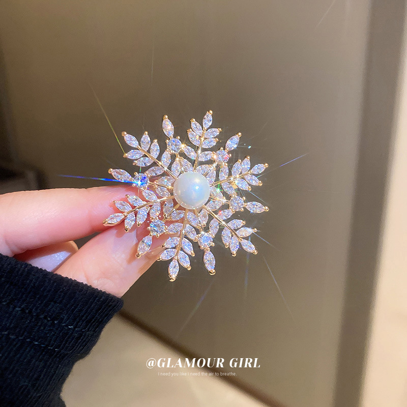 Real Gold Electroplated Pearl Zircon Snowflake Moon Geometric Brooch Light Luxury High Sense Clothes Accessories Fashion Breastpin Women