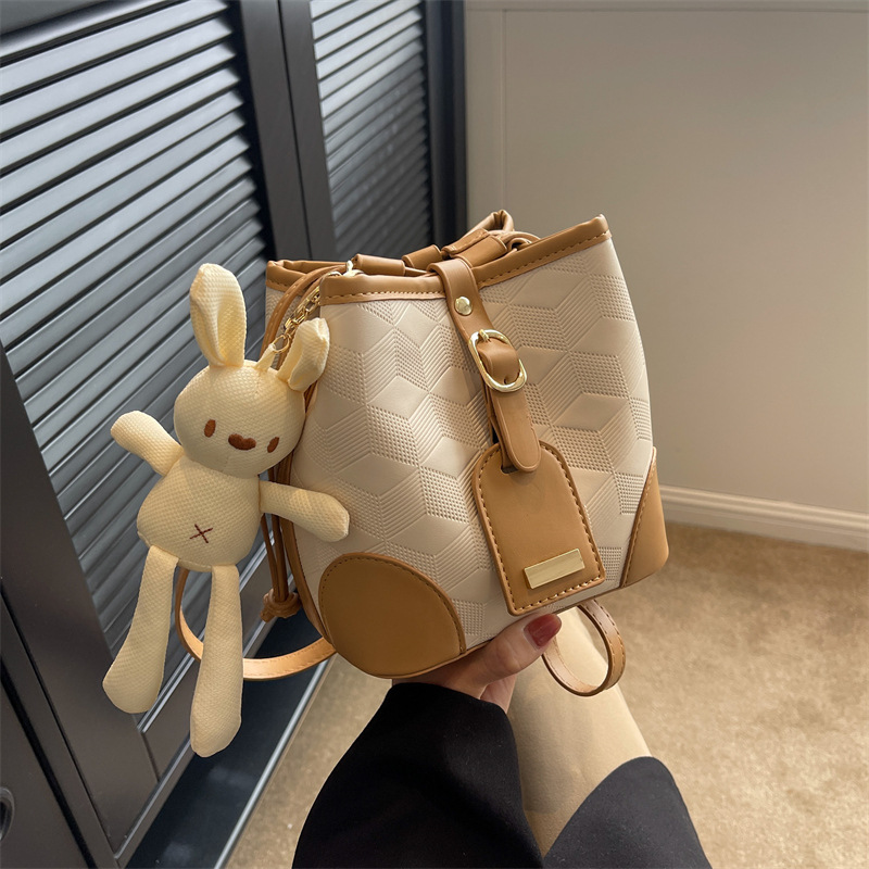 Niche French Korean Style Bucket Bag 2023 New Contrast Color Fashionable Women's Bag All-Matching Pull-Belt Diamond Crossbody Bag