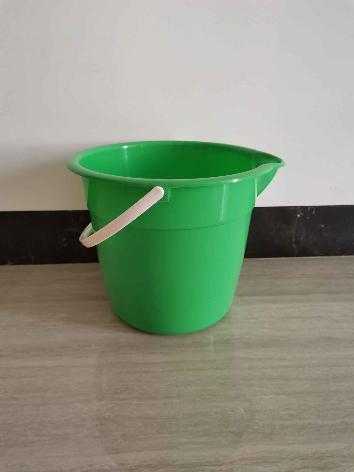 5l塑料水桶 塑料桶 带嘴圆形水桶 用水桶 家用水桶