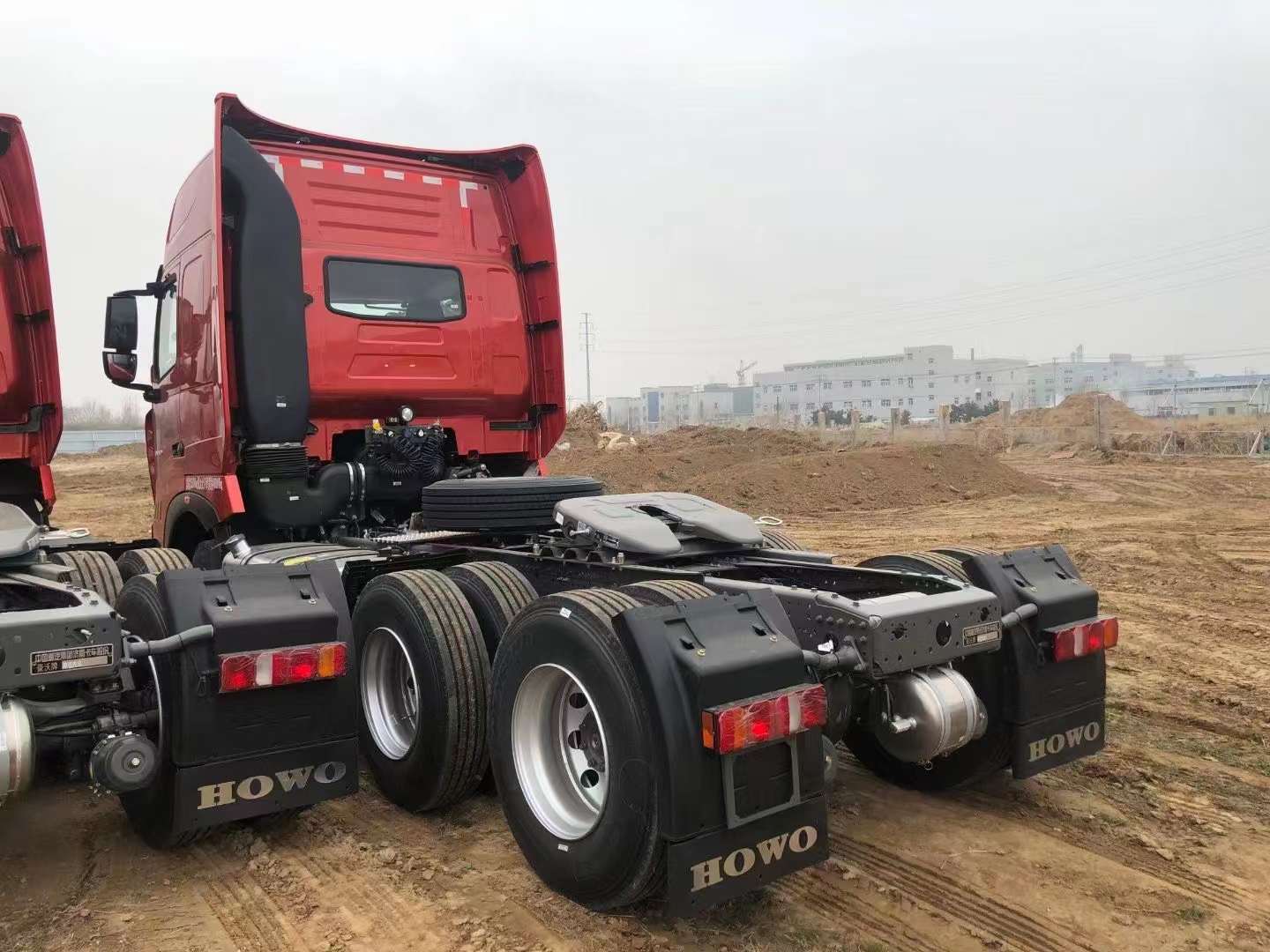 豪沃t7h水晶红480马力国六轻量化牵引车