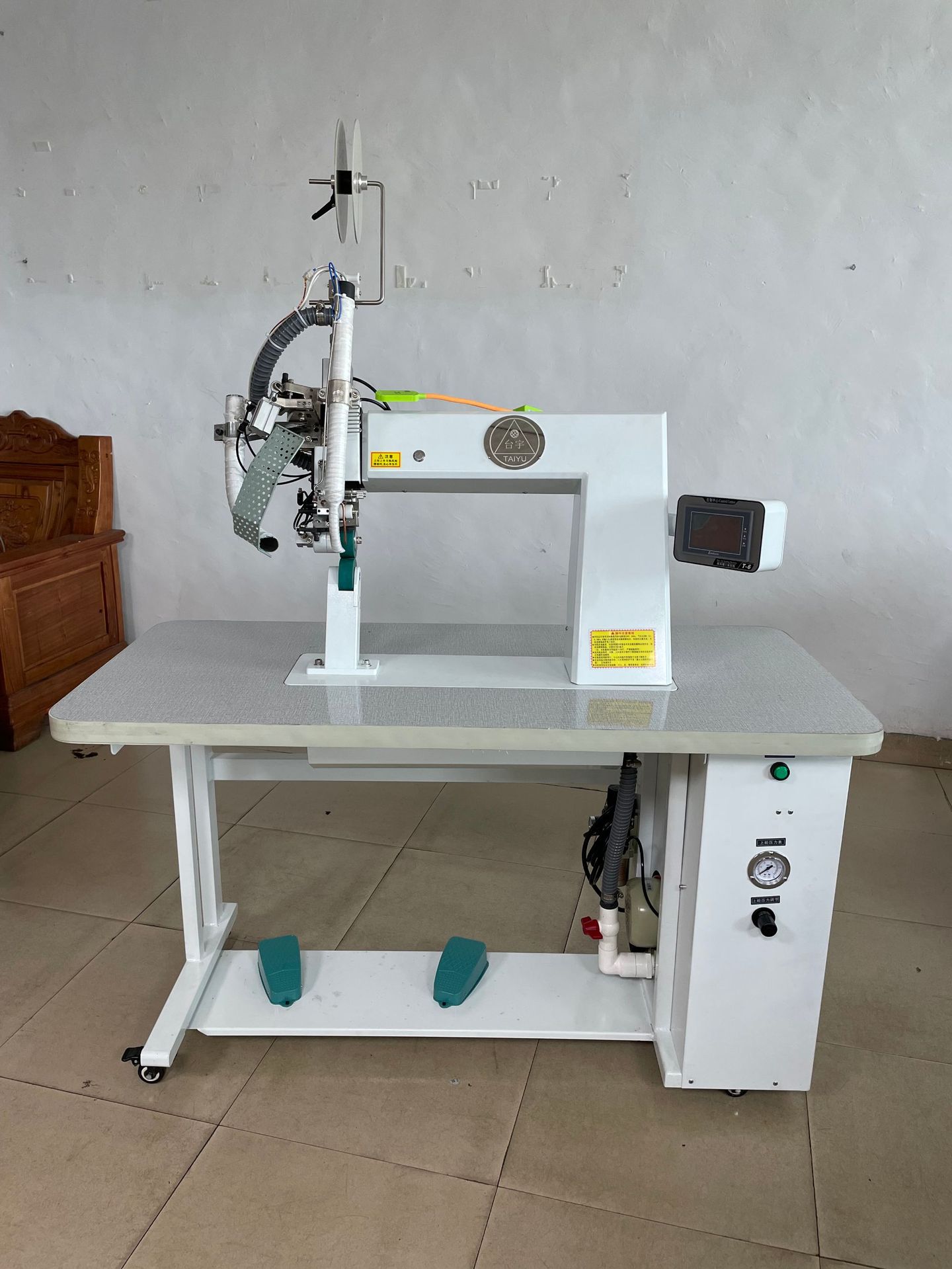 现货供应热风压胶机用于雨衣潜水衣露营帐篷自动封口自动断带