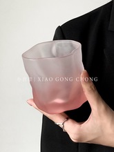 ins风磨砂粉色不规则扭扭杯玻璃杯小众高级感酒杯饮料杯咖啡杯子