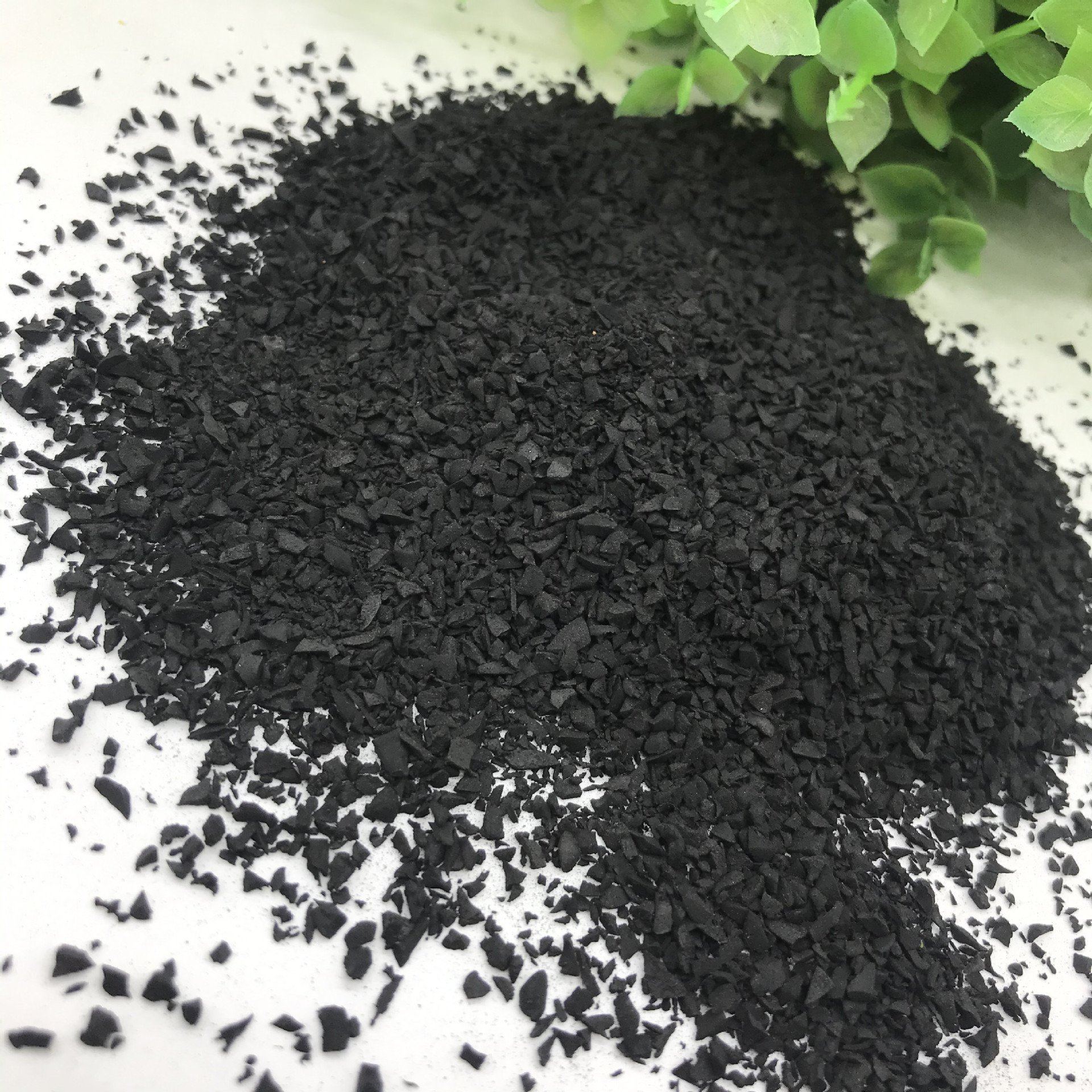 厂家供应1-3充草橡胶颗粒无味足球草坪胶粒新人造草坪填充黑颗粒