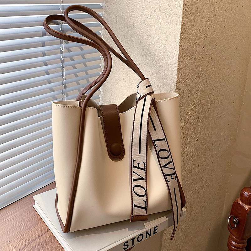 Online Influencer Fashion Simple Solid Color Bag Women's New Large Capacity Fashion Simple Shoulder Bag Dignified Goddess Mother and Child Bag