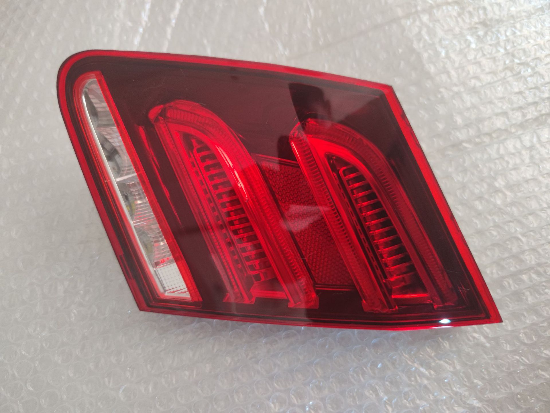 适用于奔驰e级尾灯