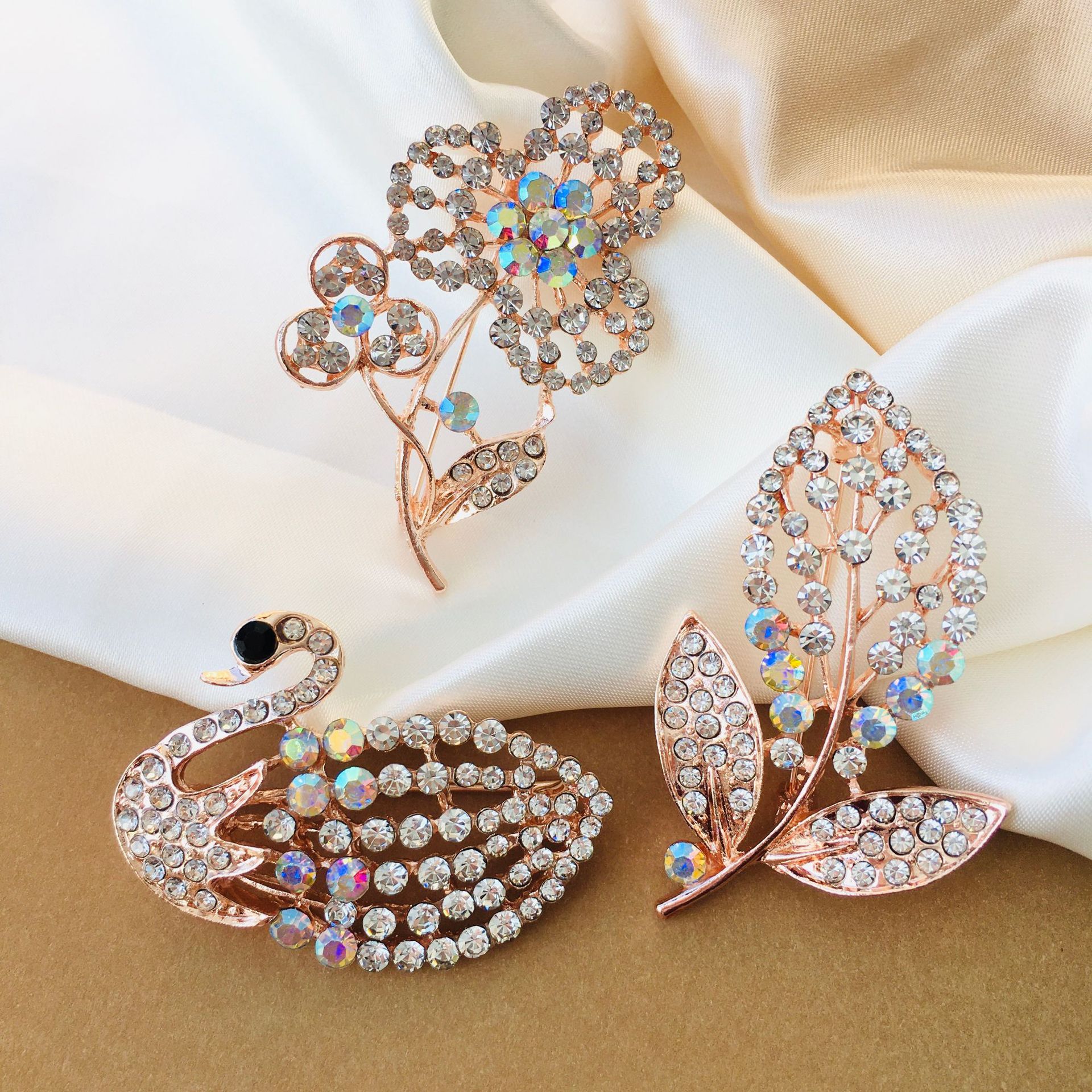High-End Full Diamond Light Luxury Temperament Brooch High-Grade Exquisite Swan Leaves Cute Japanese Style Female Cardigan Pin Ornament