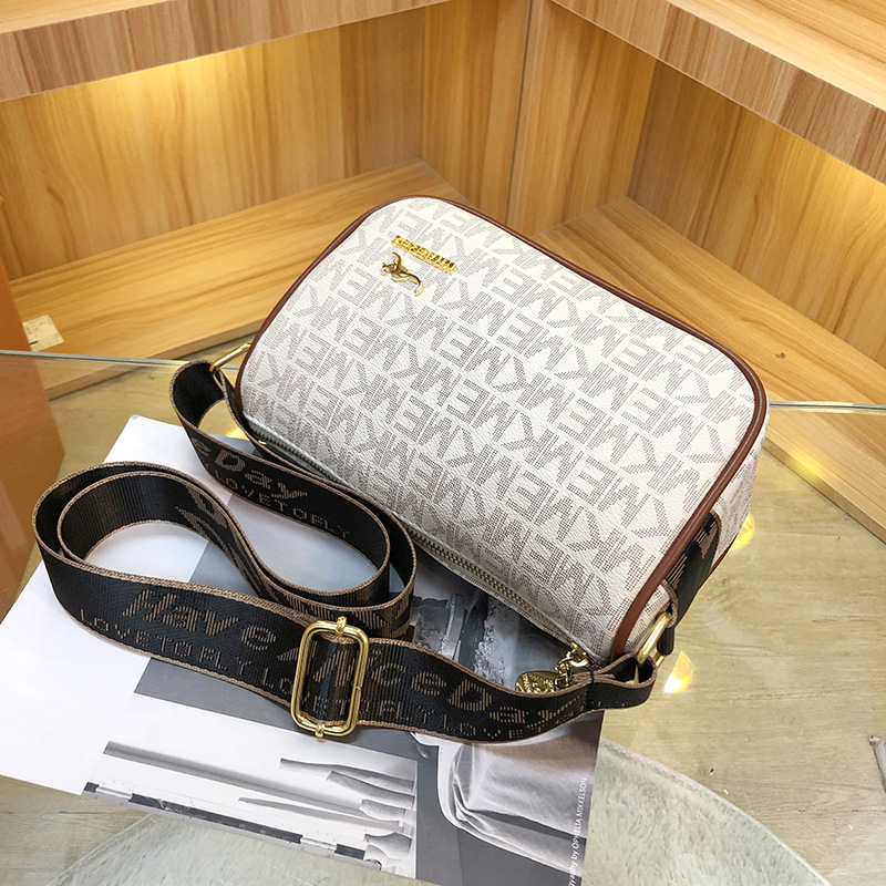 Women's Bag 2022 Autumn and Winter New Korean Fashion Retro Alphabet All-Match Shoulder Bag Niche Temperament Messenger Bag