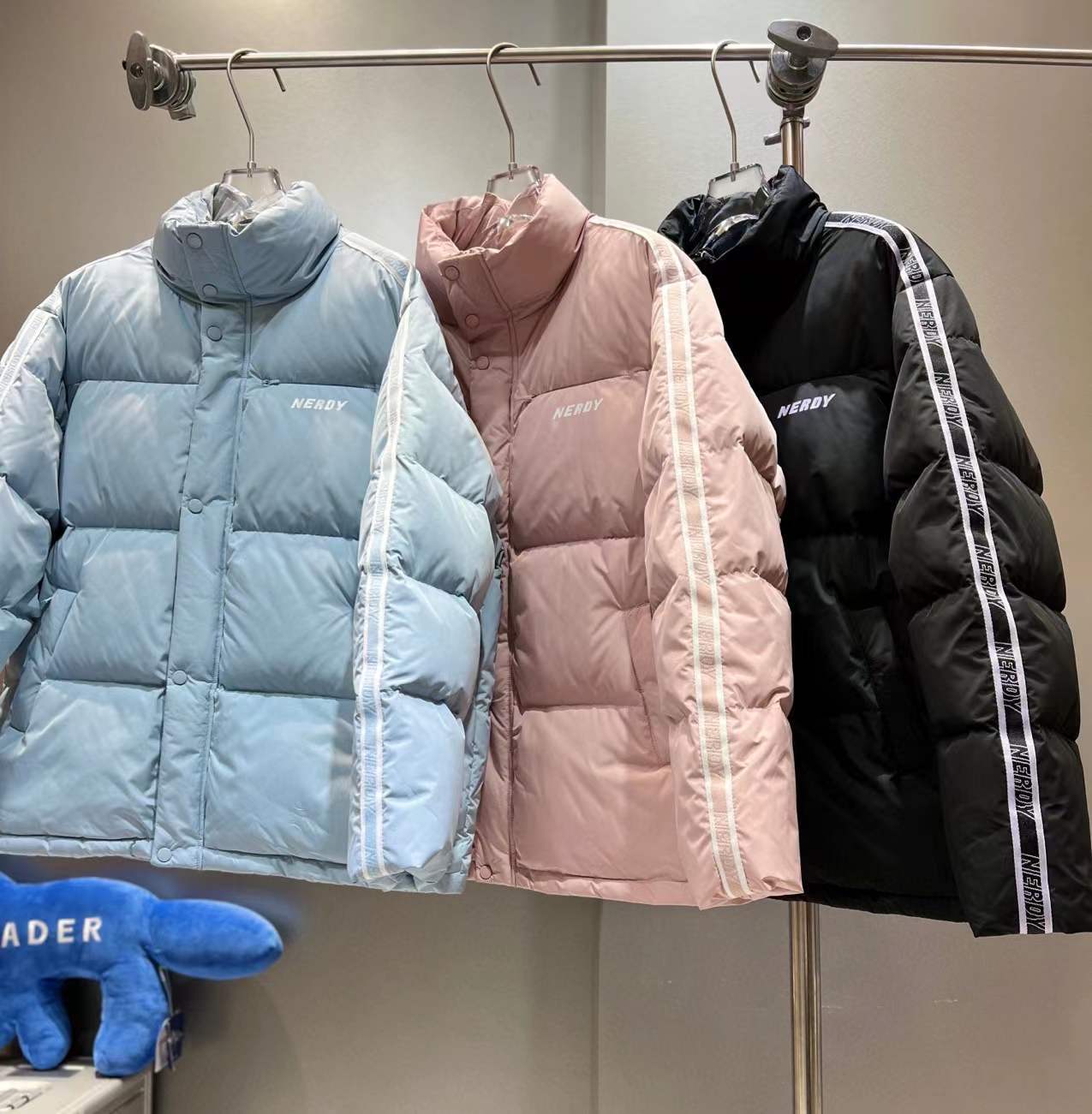 21冬季韩国潮牌nerdy荧光字母白鸭绒男女情侣短款立领宽松羽绒服