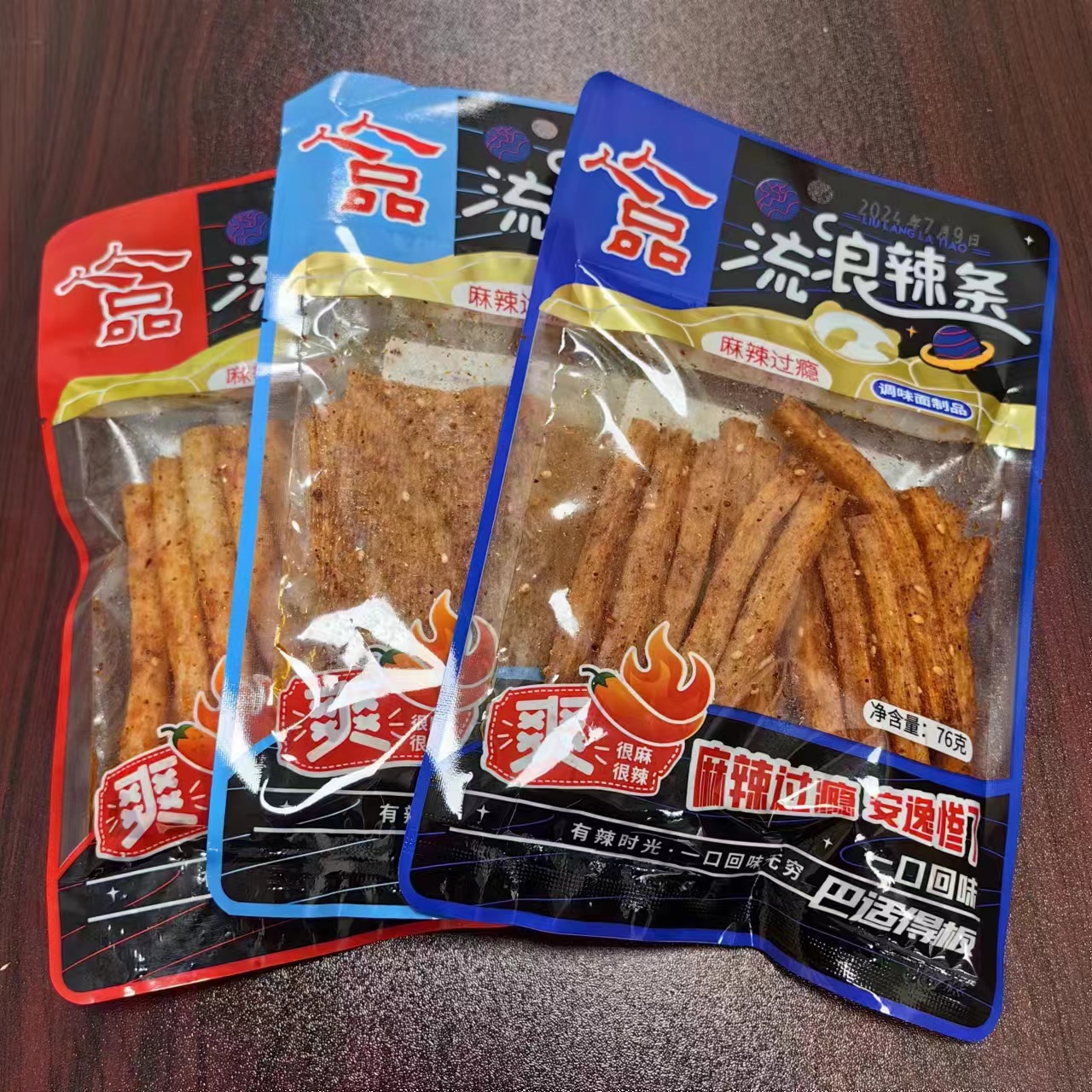 (十袋装)人人品76g流浪辣条辣片辣棒麻辣面筋休闲食品批发包邮