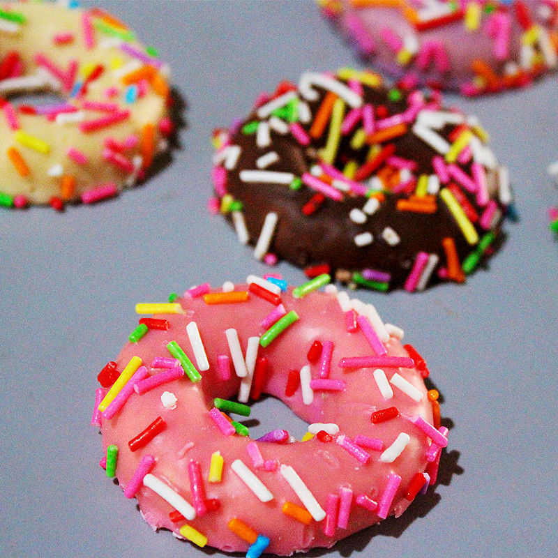 彩针甜甜圈巧克力涂层曲奇饼干7斤散装网红零食蛋糕货源批发散装