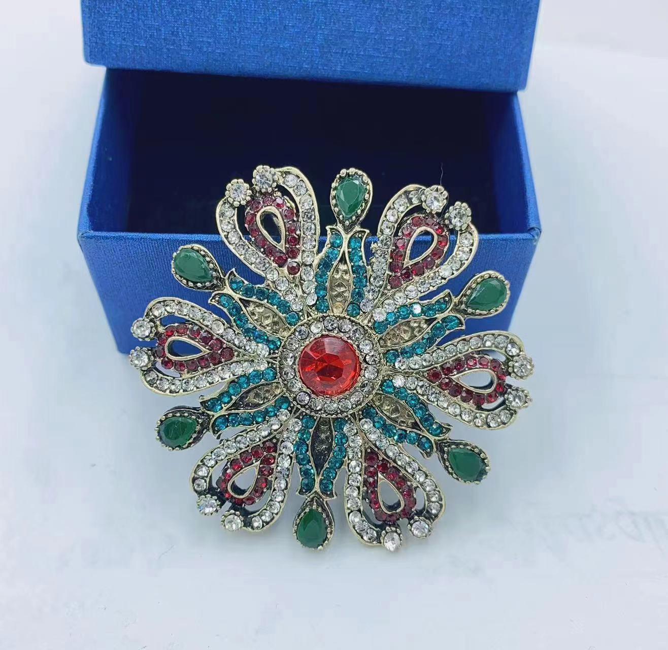 European and American Fashion Baroque Court Vintage Brooch Personality Hollow out Badge Corsage High-End Christmas Clothes Ornament Cross-Border