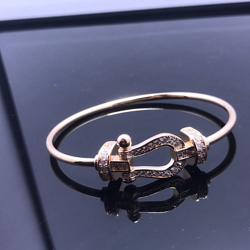 欧美精工满钻钛钢镀18k金u形8字马蹄扣手环磁扣手镯满钻直播货源