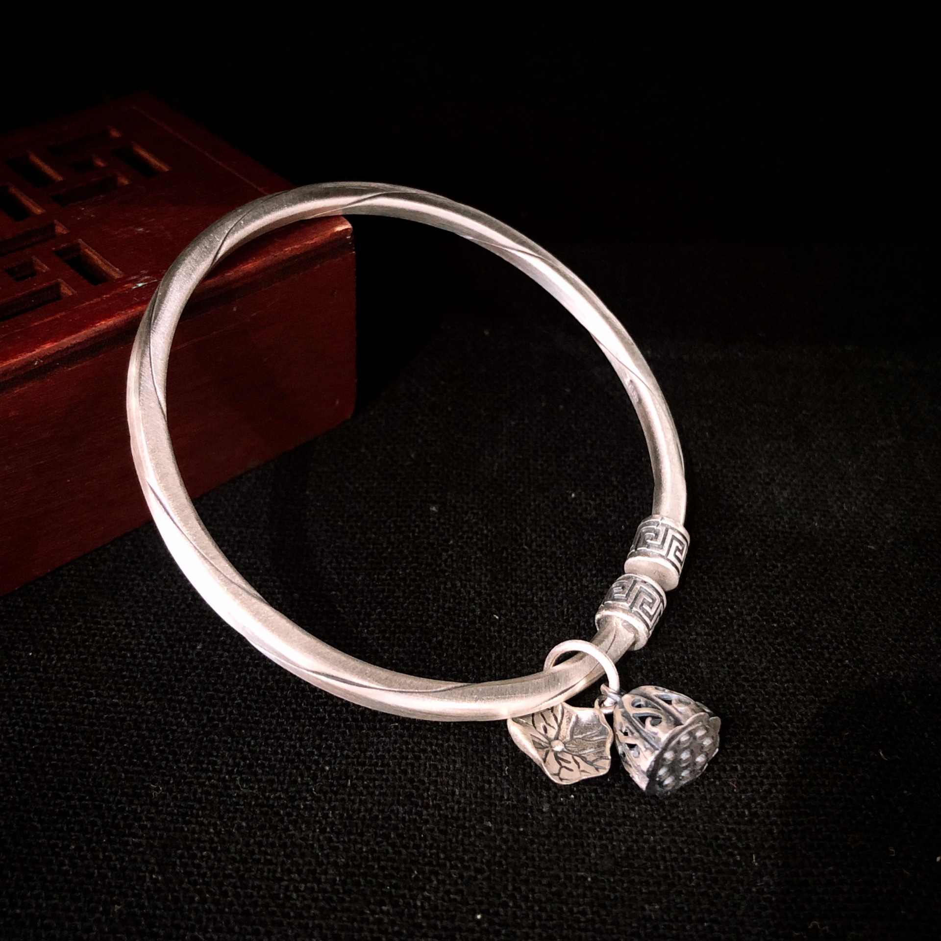 福氏足银999磨砂复古做旧扭麻吊莲蓬荷叶万字开口纯银手镯民族风