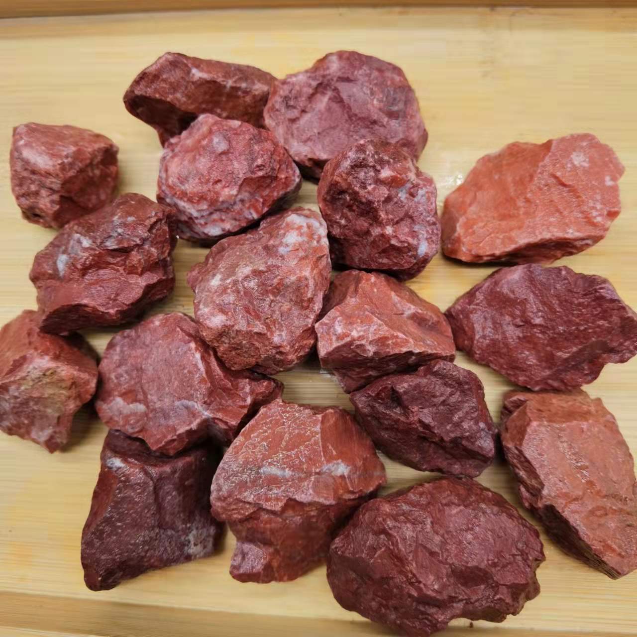 红石子厂家供应水磨石子鸡血红胭脂红碎石子庭院造景园林铺路石子