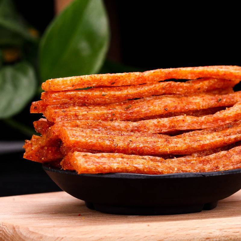 4月新货佳龙辣条大面筋102g辣条辣片湖南风味麻辣零食大辣棒批发