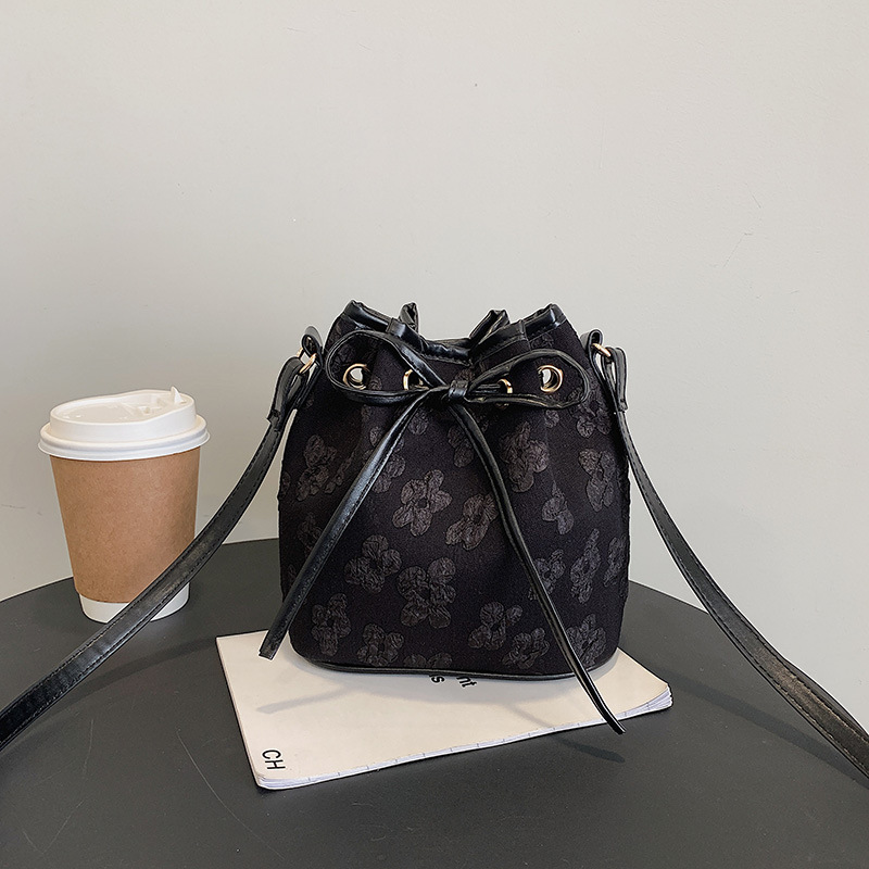 Women's Bag Wholesale New Simple Fashion Retro Shoulder Messenger Bag Fashionable Stylish Texture Commuter Drawstring Bucket Bag