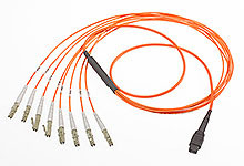 四通道小型可插拔 Plus (QSFP+) 光纤跳线电缆组件 PN:106283