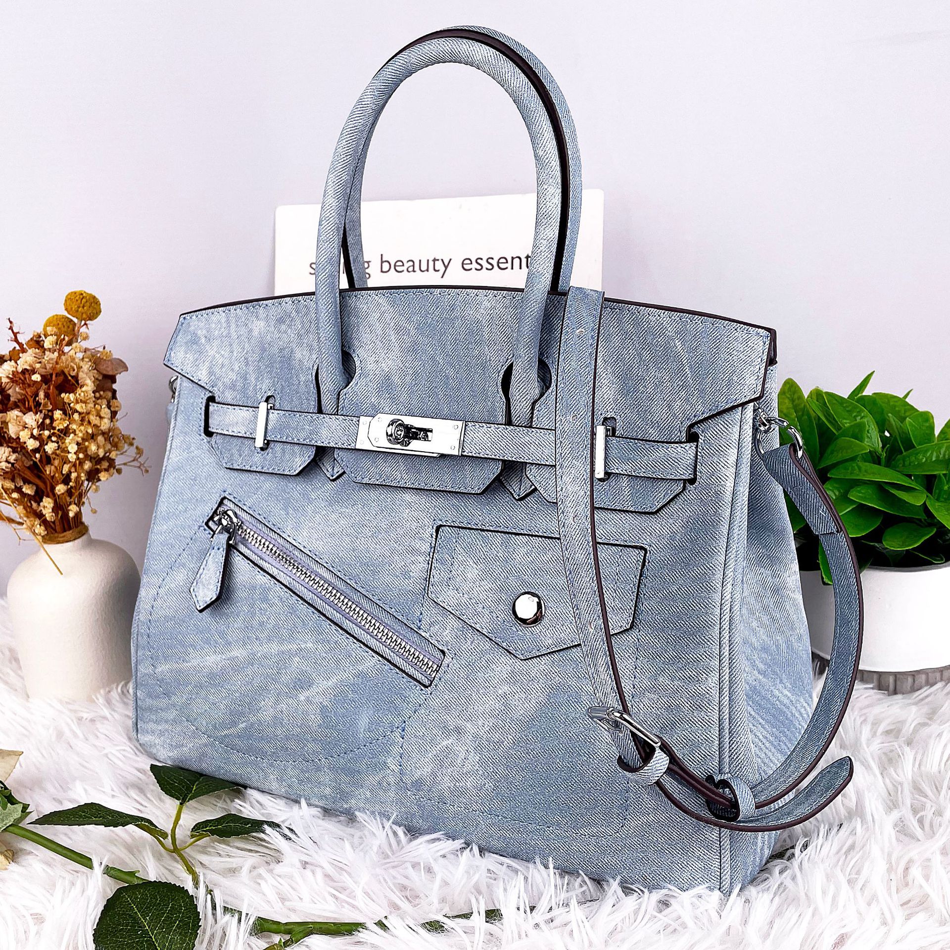 0成交402个香港正品牛皮手提腋下包女宽肩带单肩包包小众斜挎包相似