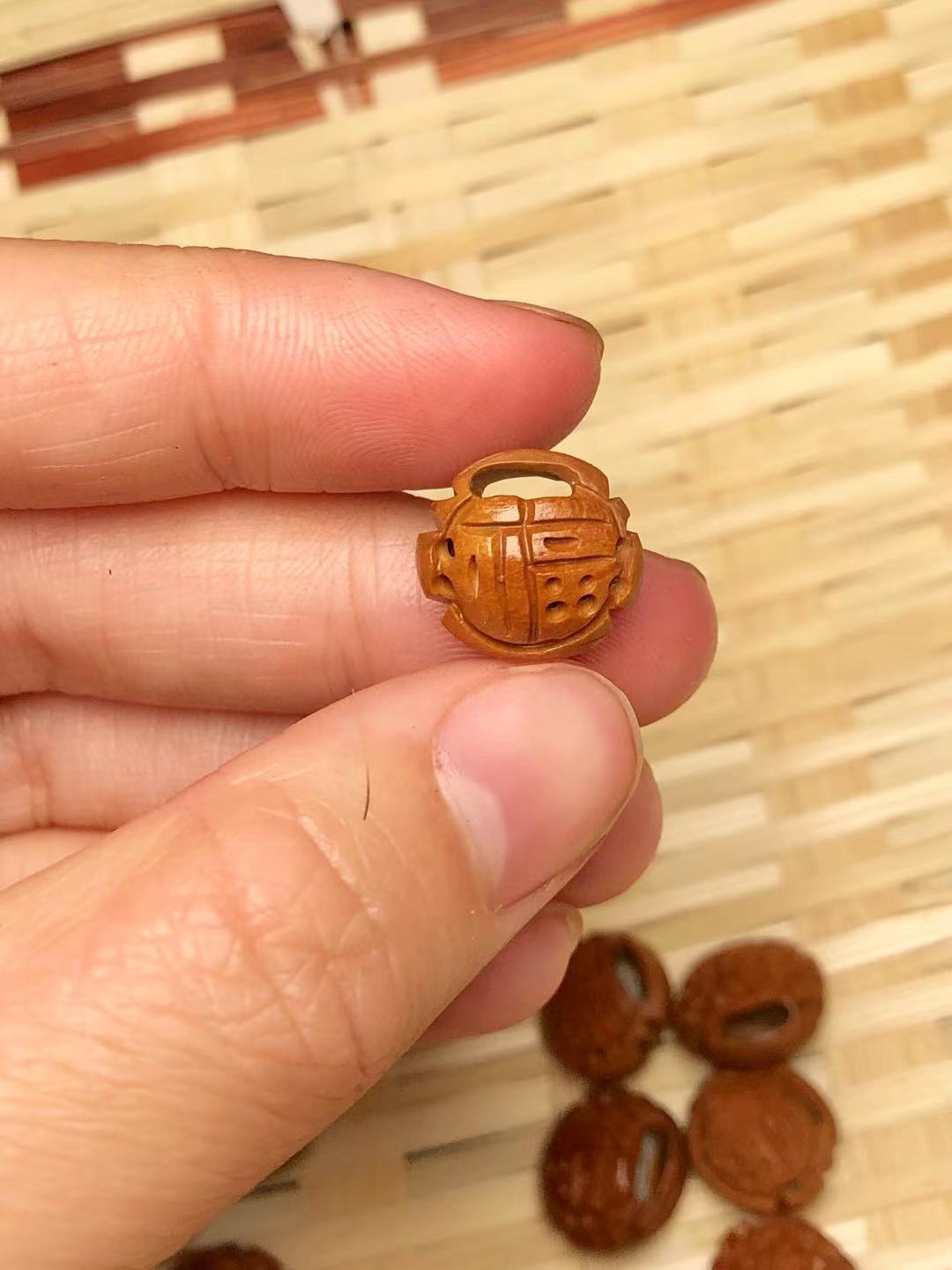 厂家批发桃核雕刻饰品宝宝diy配饰福锁