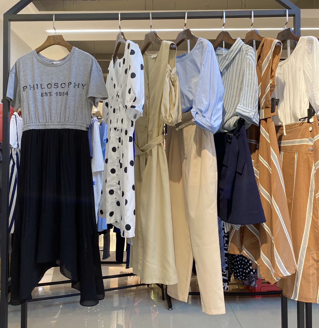 真实惠"的企业定位,坚持不做"假名牌,仿名牌"公司为国内折扣女装先驱