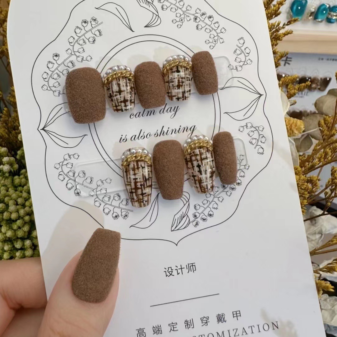 纯手工光疗穿戴甲丝绒拿铁秋冬小香风丝绒美甲巧克力色指甲贴成品