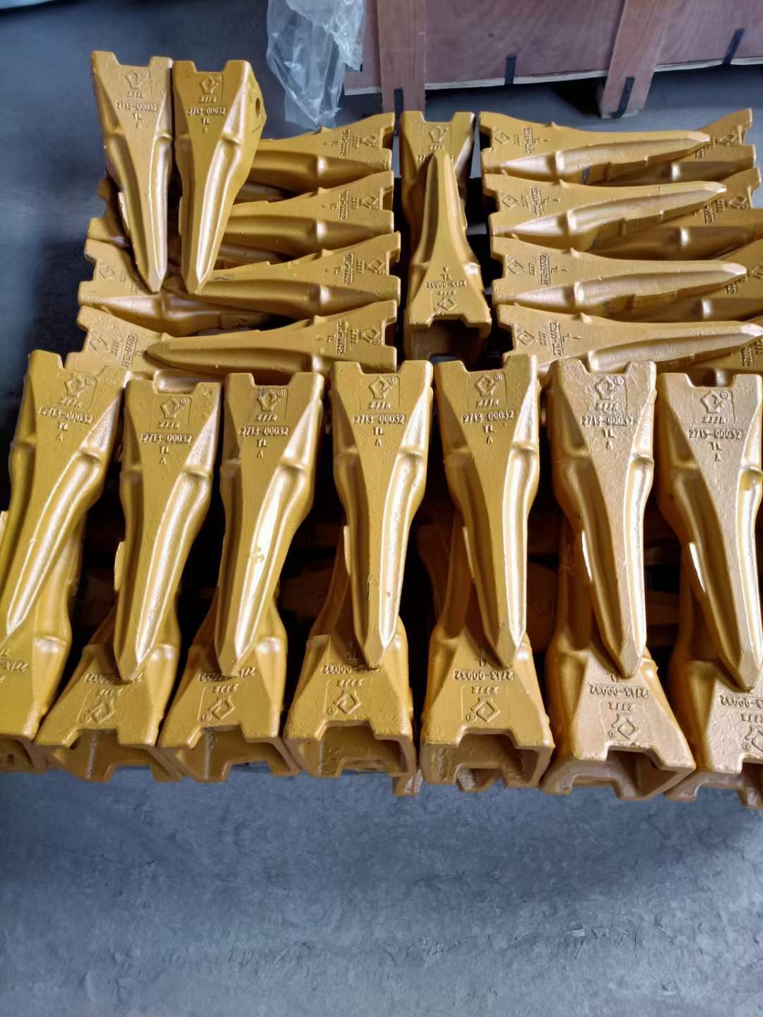 50装载机铲车配件 临工953 955铲齿 斗齿 边齿 中齿铲尖耐磨斗齿