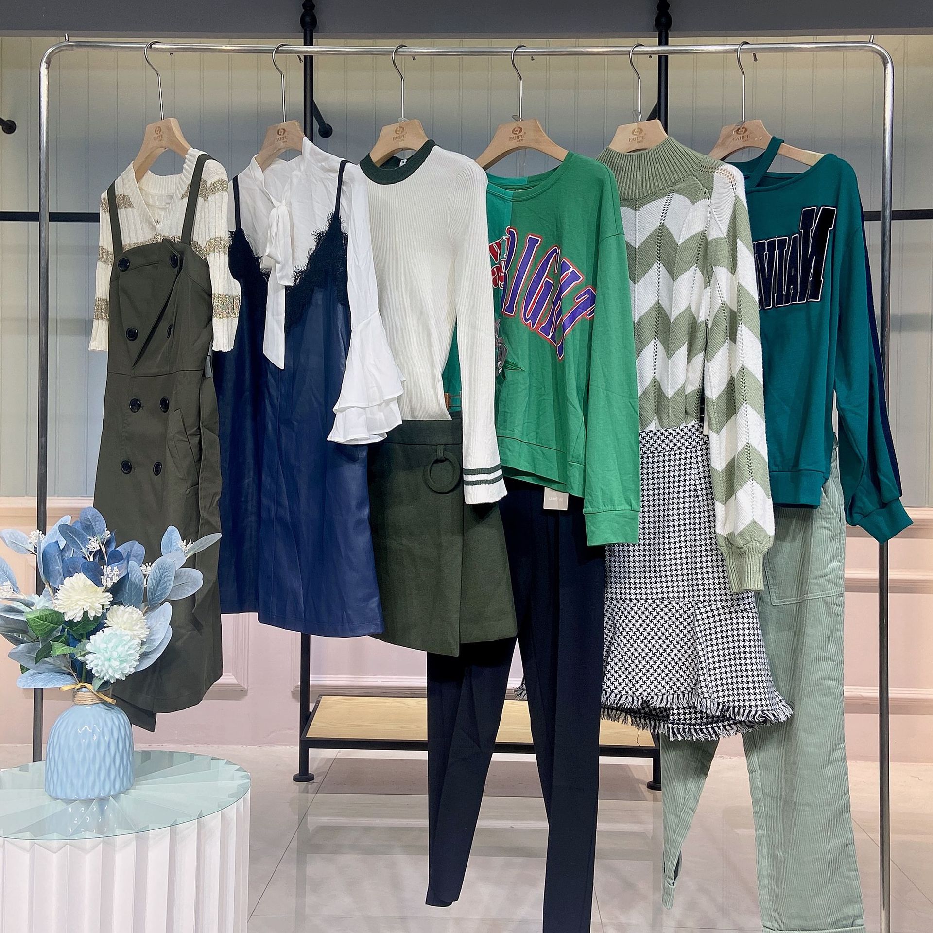 折扣女装杂款尾货走份批发品牌专柜店撤柜剪标秋冬季衣服拿货零售