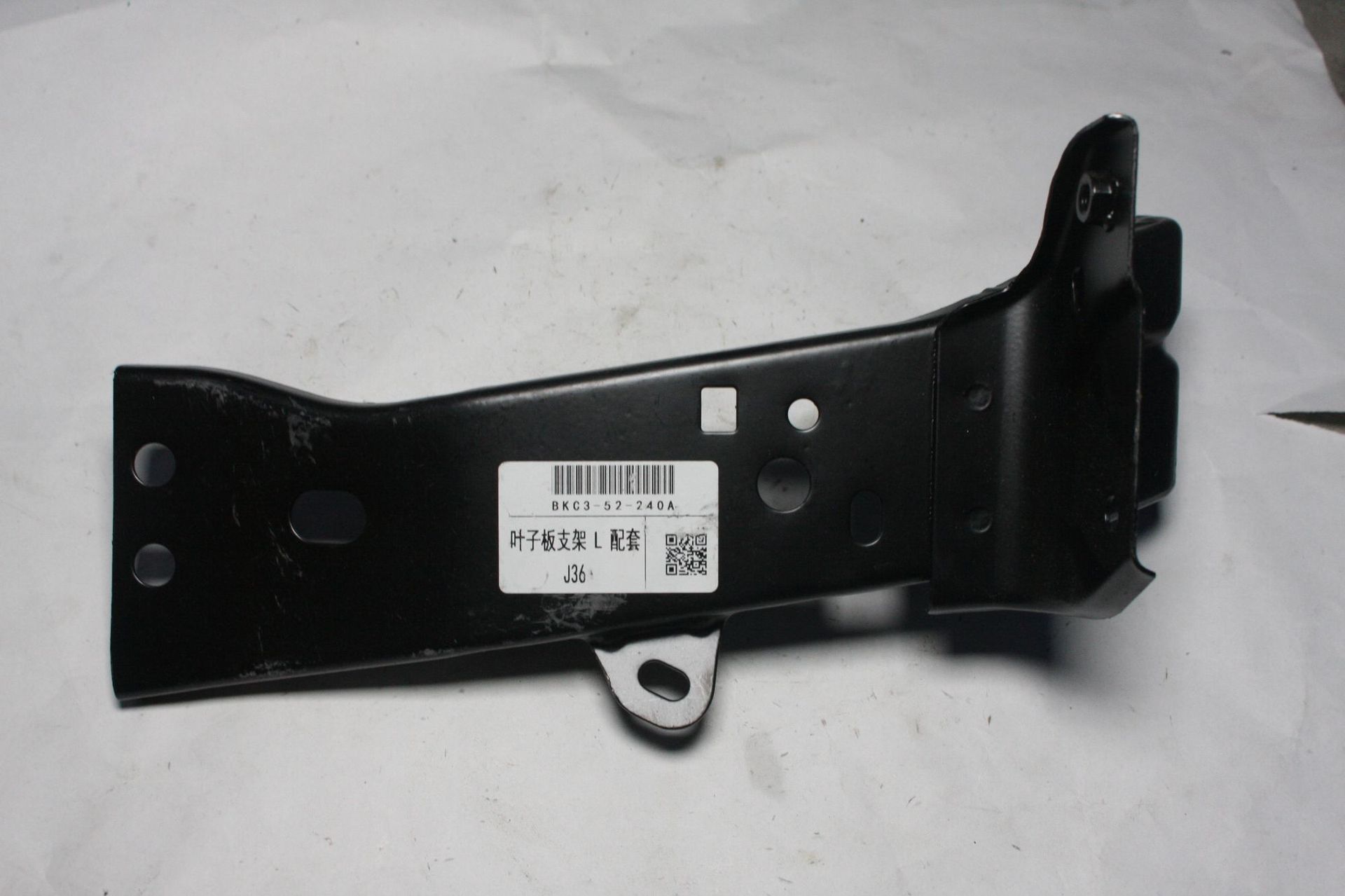 bkc3-52-240a 适用于马自达昂克赛拉 叶子板支架