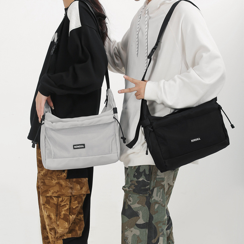 运动斜挎包男潮牌骑行单肩包男女同款休闲通勤邮差包睿营斜挎包女