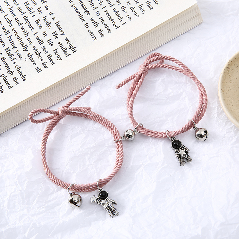 太空人情侣手链一对小皮筋送闺蜜男朋友吸铁石铃铛手链打结头绳女