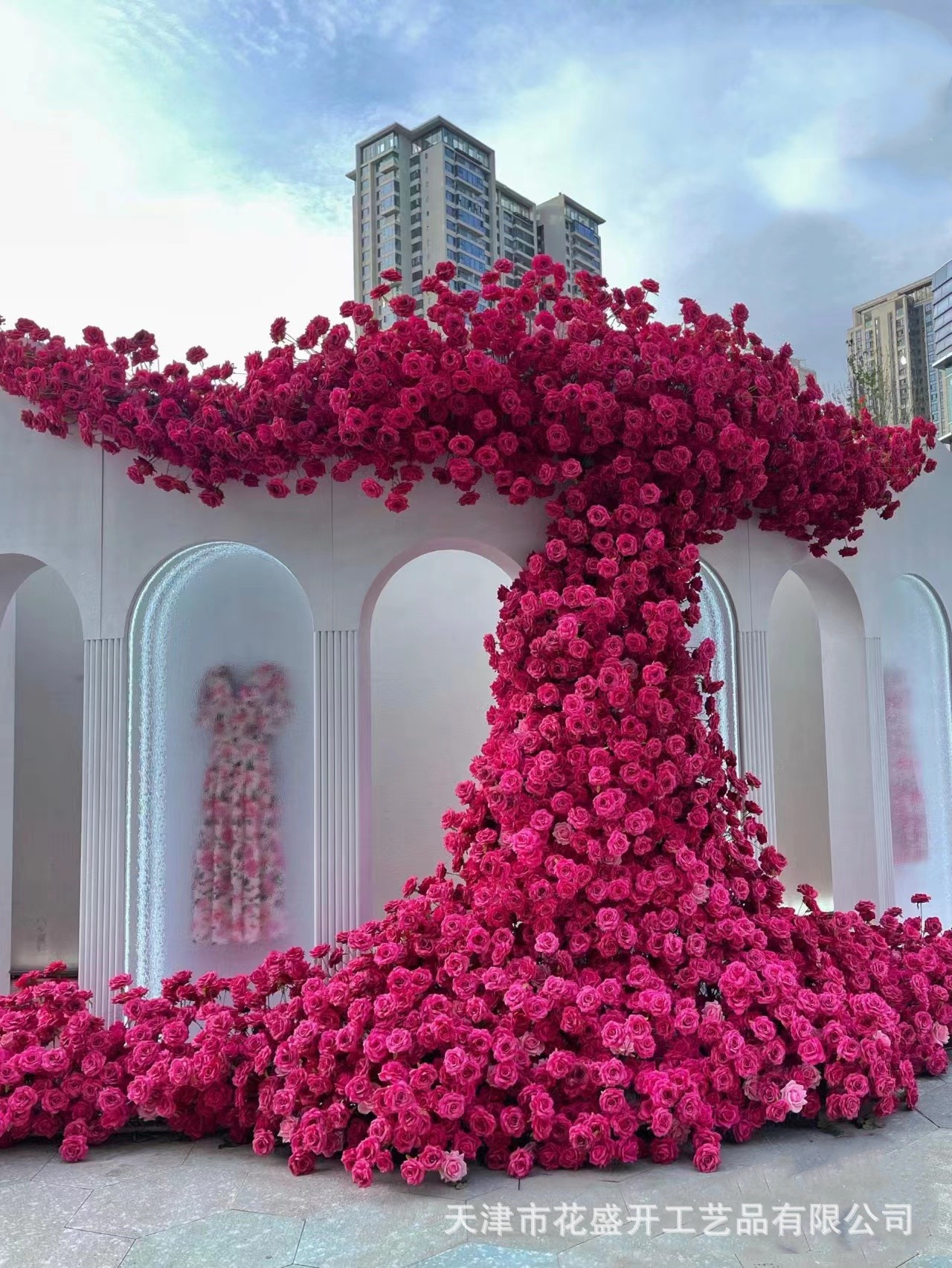 玫红色玫瑰花瀑布弗洛依德商场美陈网红打卡花墙布置玫瑰假花婚庆
