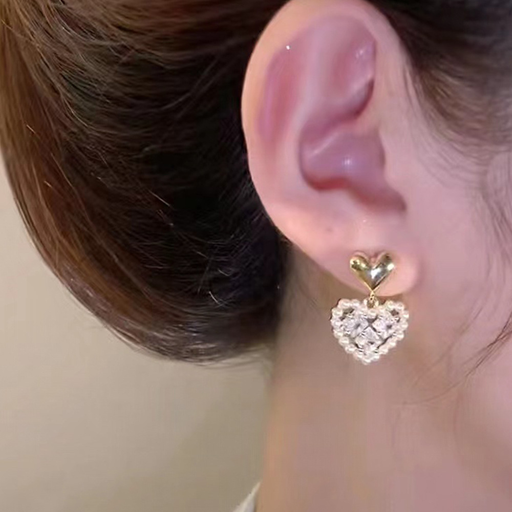 Autumn and Winter 2023 New Fashionable Elegant Earrings for Women Sterling Silver Needle High-Grade Peach Heart Earrings Personality Pearl Earrings