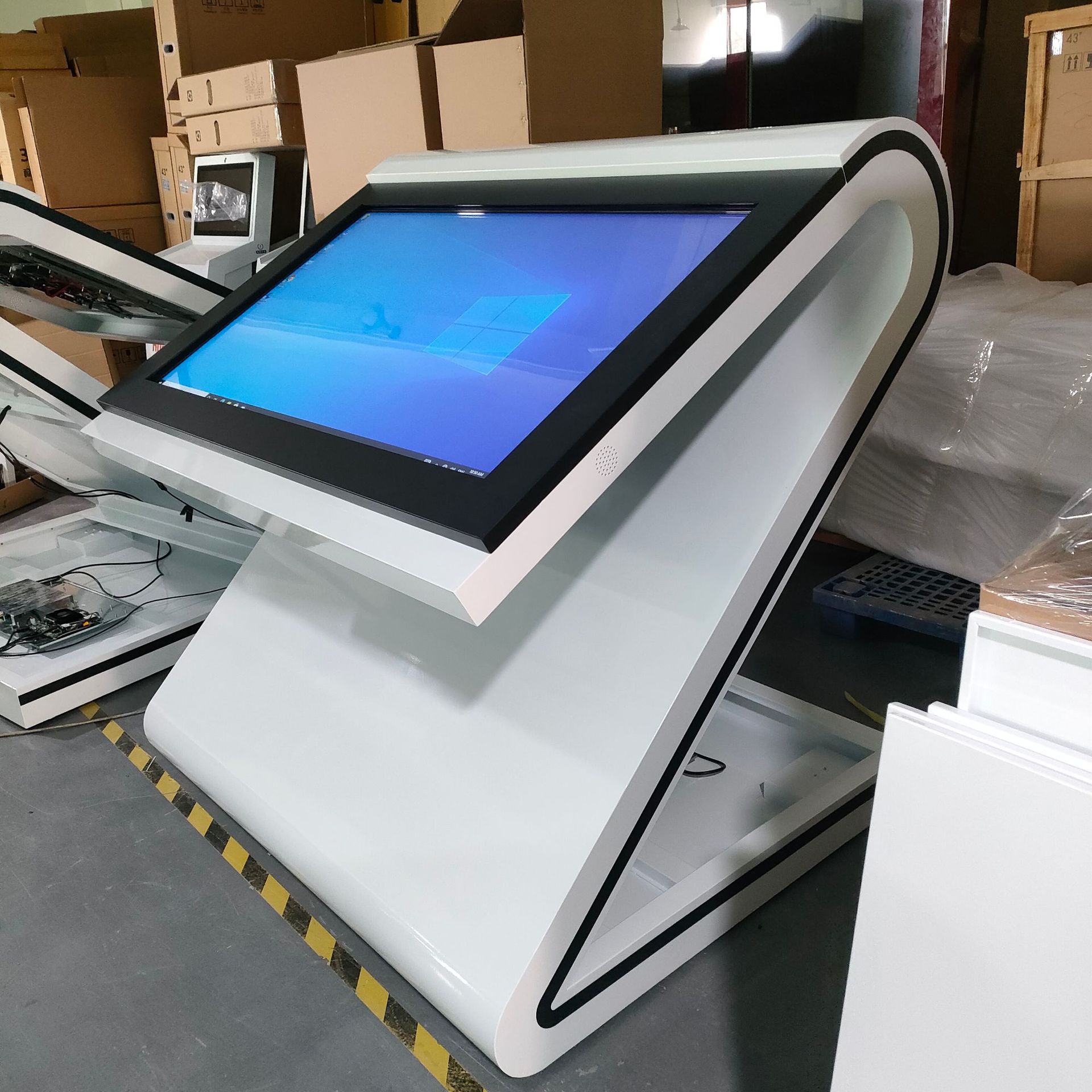 55寸s型立式触摸屏一体机 智能导购查询终端 红外电脑触摸显示屏