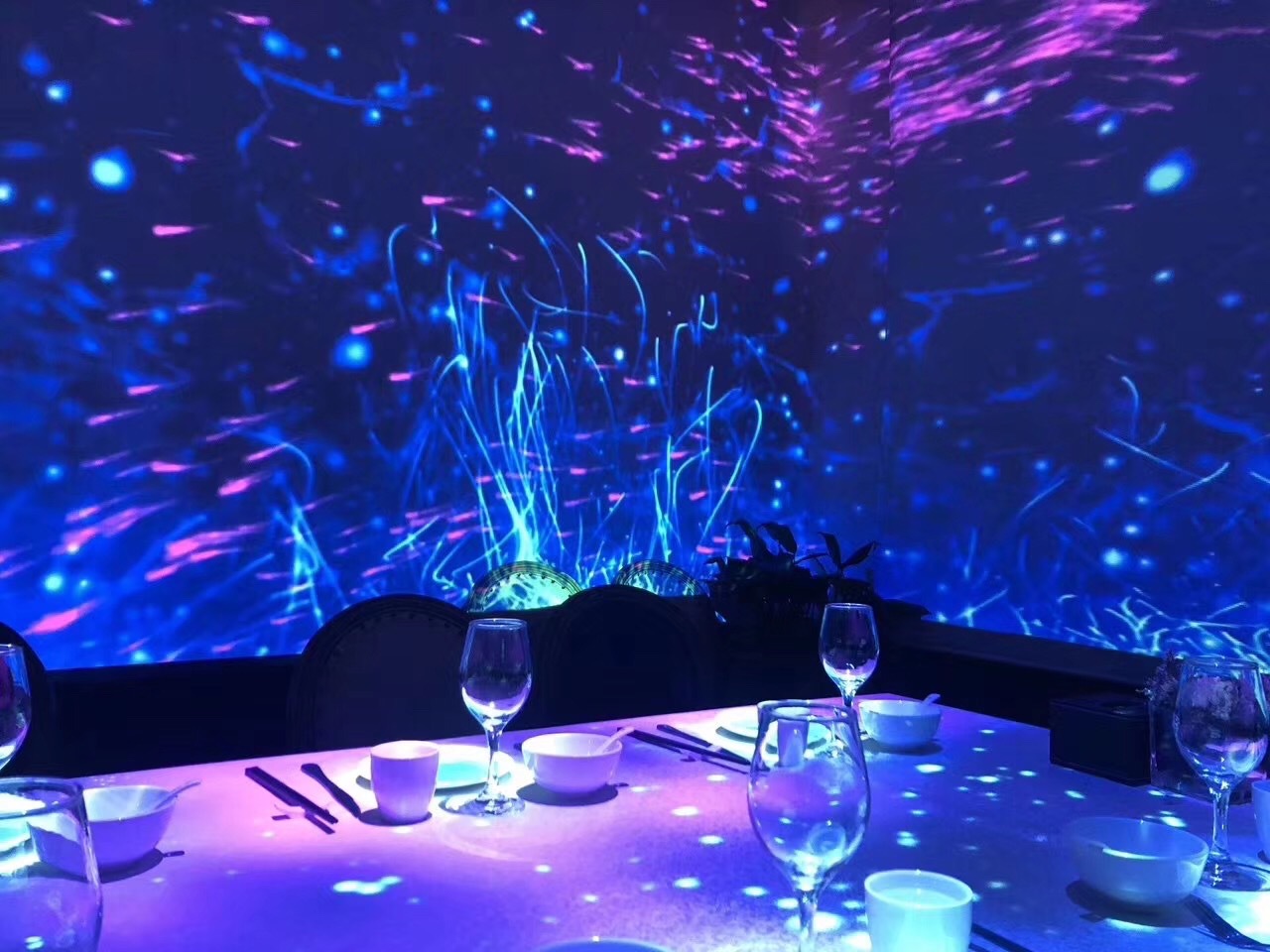 全息宴会厅设计 投影餐厅唯美梦幻婚礼舞台 沉浸式宴会厅纱幕投影