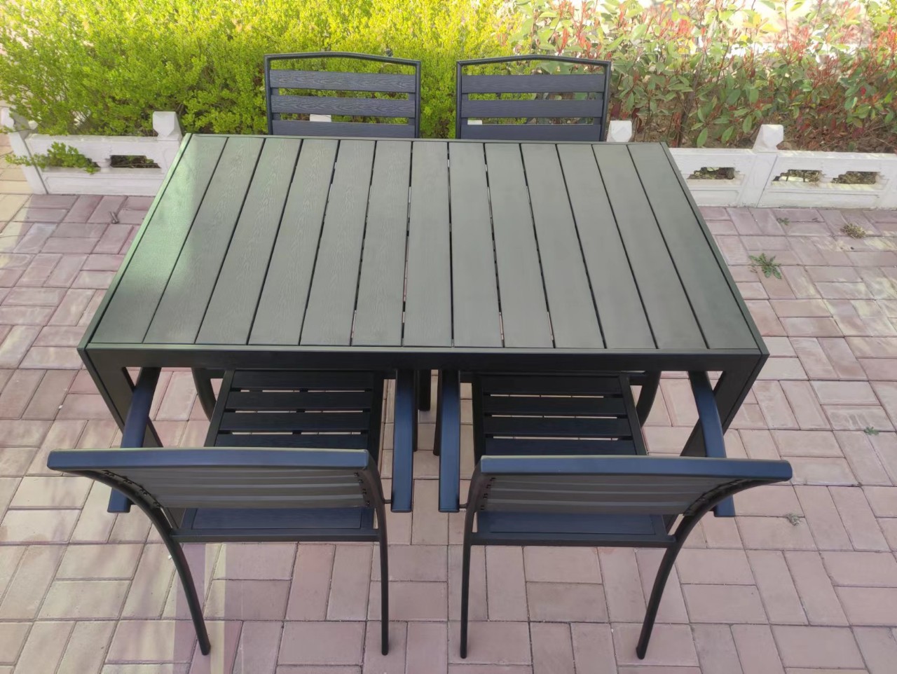 塑木制黑色室外桌椅