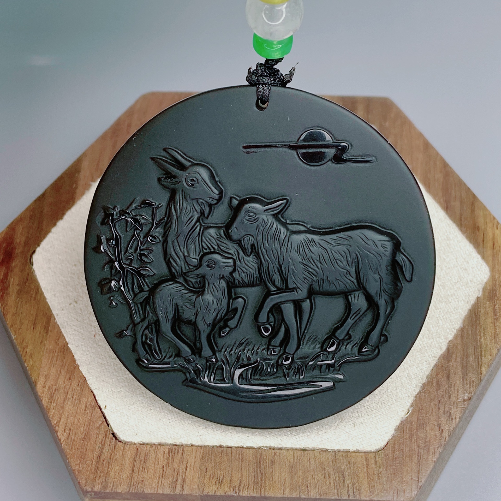 天然黑曜石三阳开泰圆生肖羊牌吊坠浮雕男女同款项链一件批发