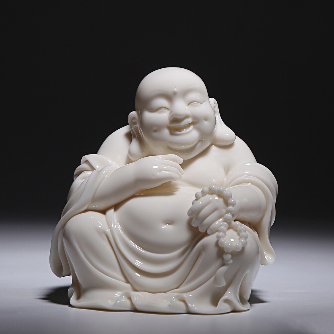 德化白瓷大肚弥勒佛笑佛摆件陶瓷招财佛像供奉瓷器家居客厅摆设品