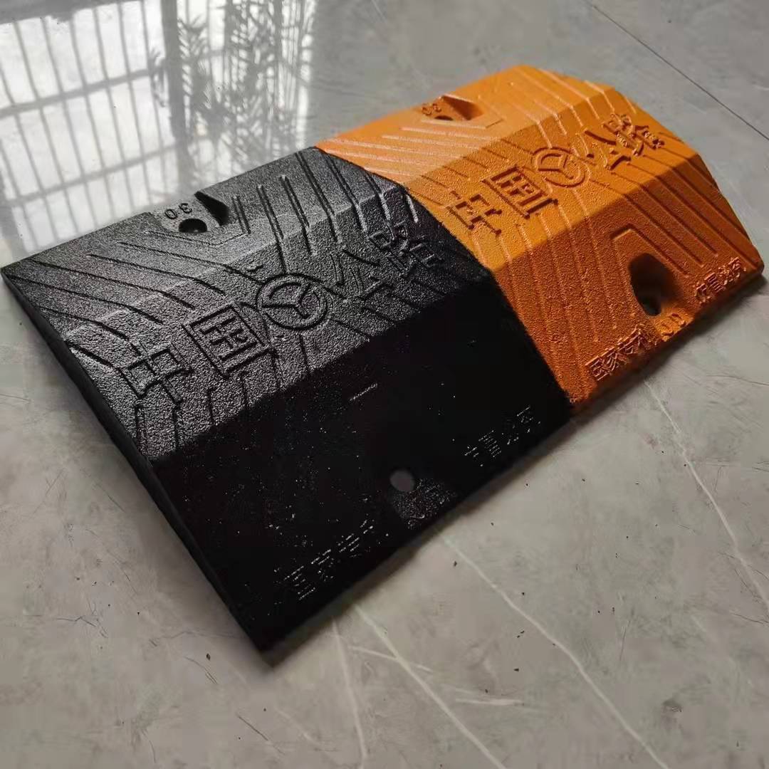 减速带铸钢梯形道路公路铸铁减速板缓冲加油站货车大卡加厚限速垄