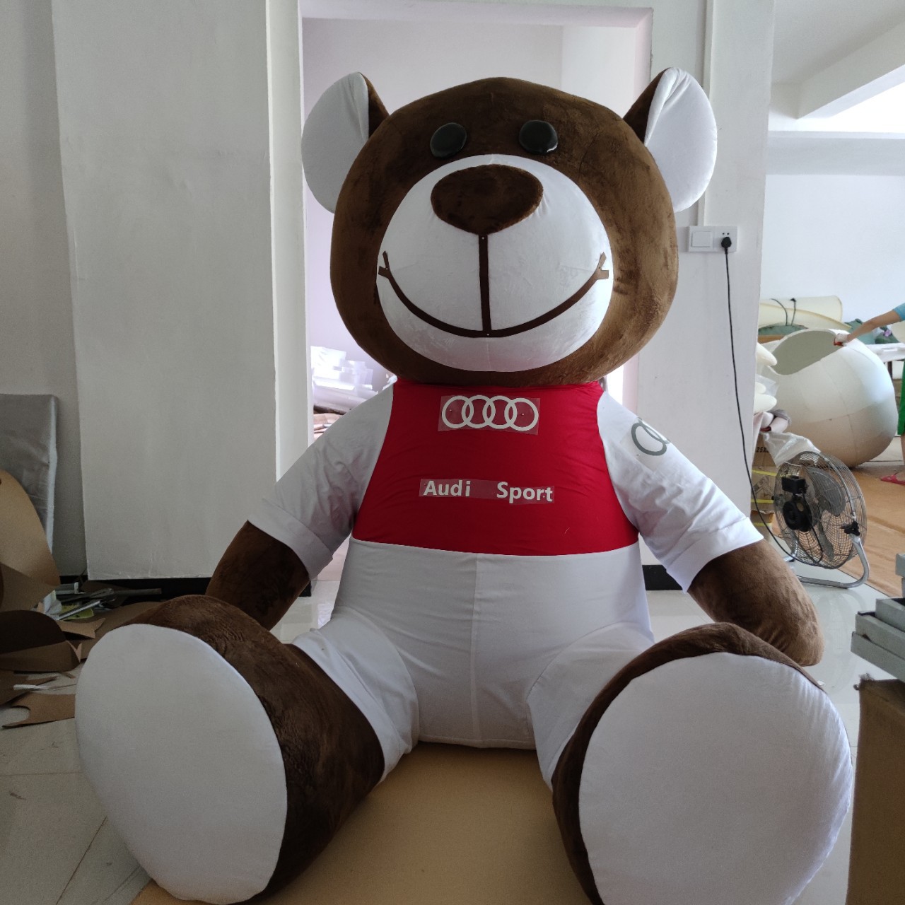 定制大型布娃娃坐姿熊展厅摆放展示奥迪熊车展活动宣传道具