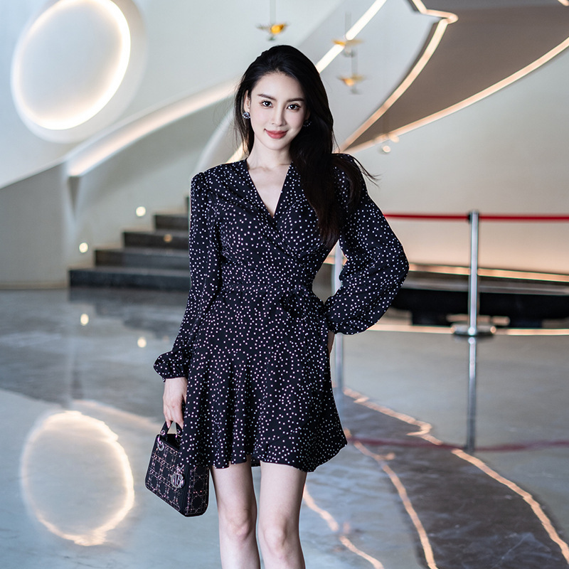 赵露思明星同款黑色波点v领连衣裙法式复古小个子雪纺a字短裙女夏