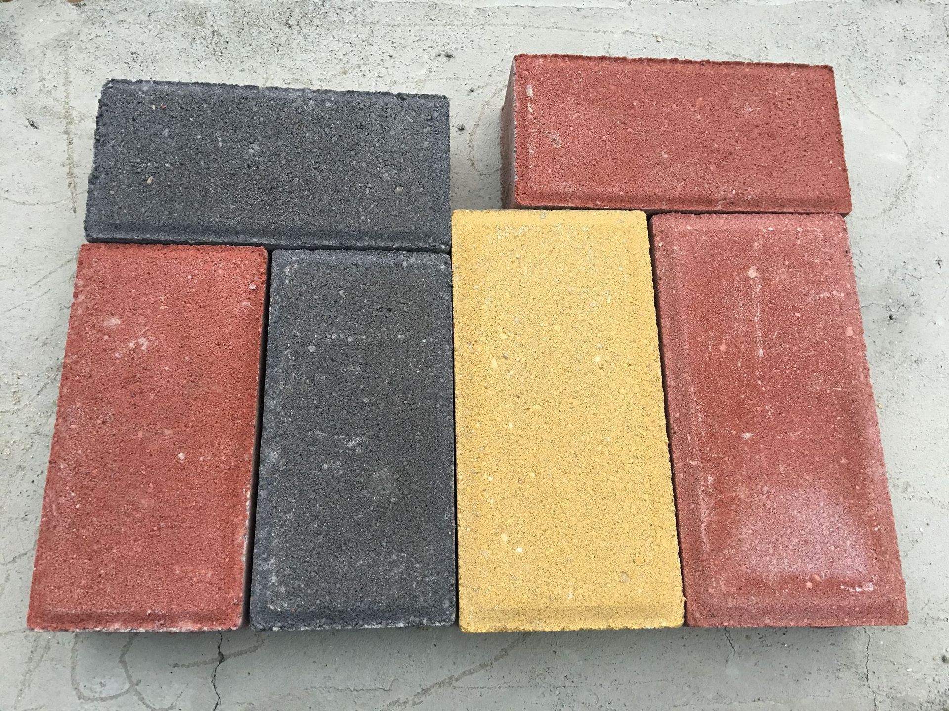 厂家直供各种规格尺寸路面砖 荷兰砖 透水砖人行道停车位面包砖