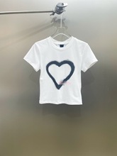 欧美22新款女 小众设计 简约时髦休闲百搭 爱心喷绘短款短袖T恤