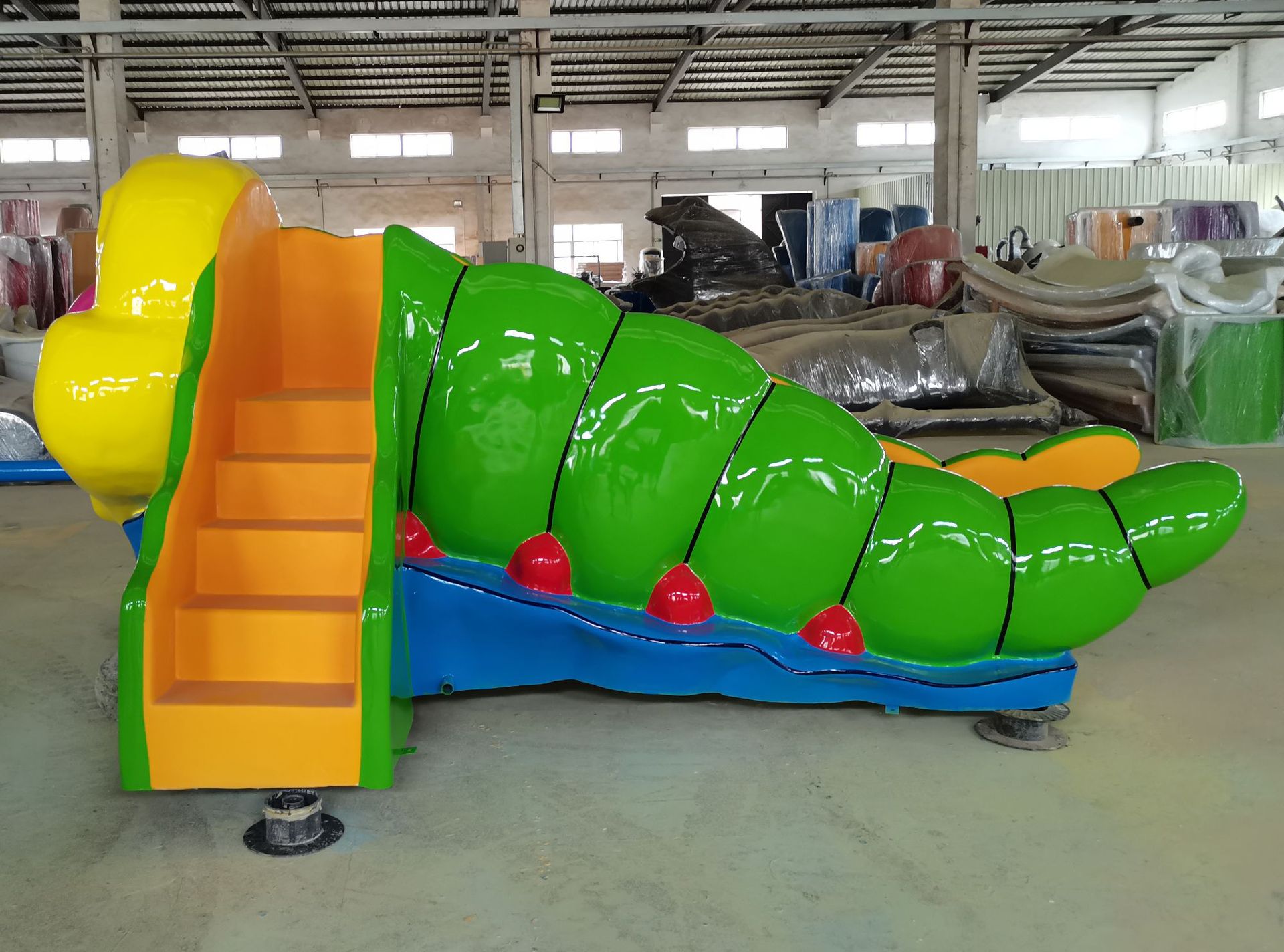 生产水上乐园卡通戏水小品喷水设备儿童乐园毛毛虫造型滑梯游泳池