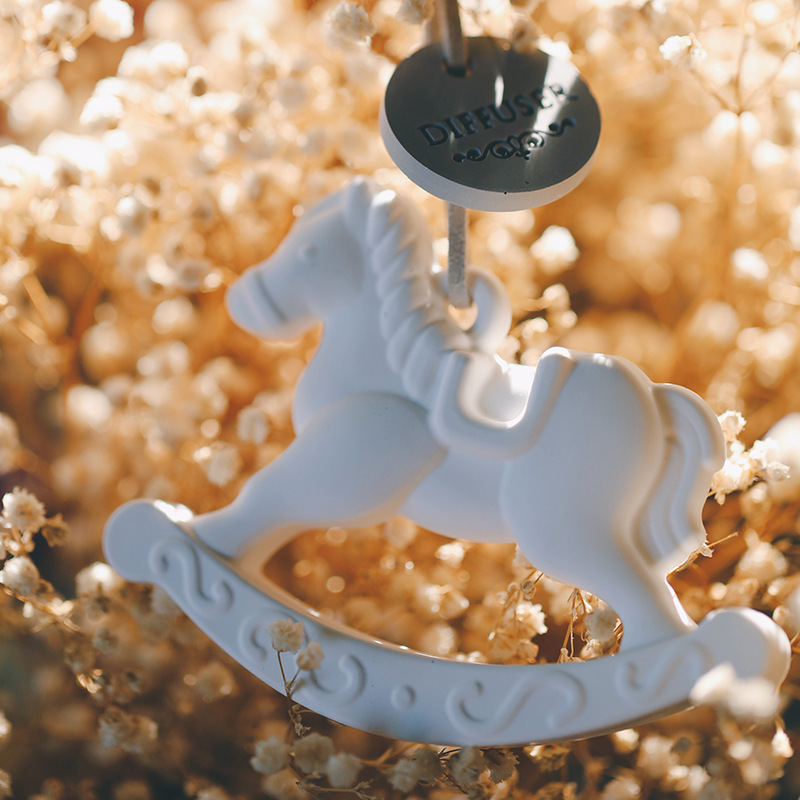 汽车内饰挂件扩香石石膏香薰香水车载可爱木马挂饰ins风伴手礼物