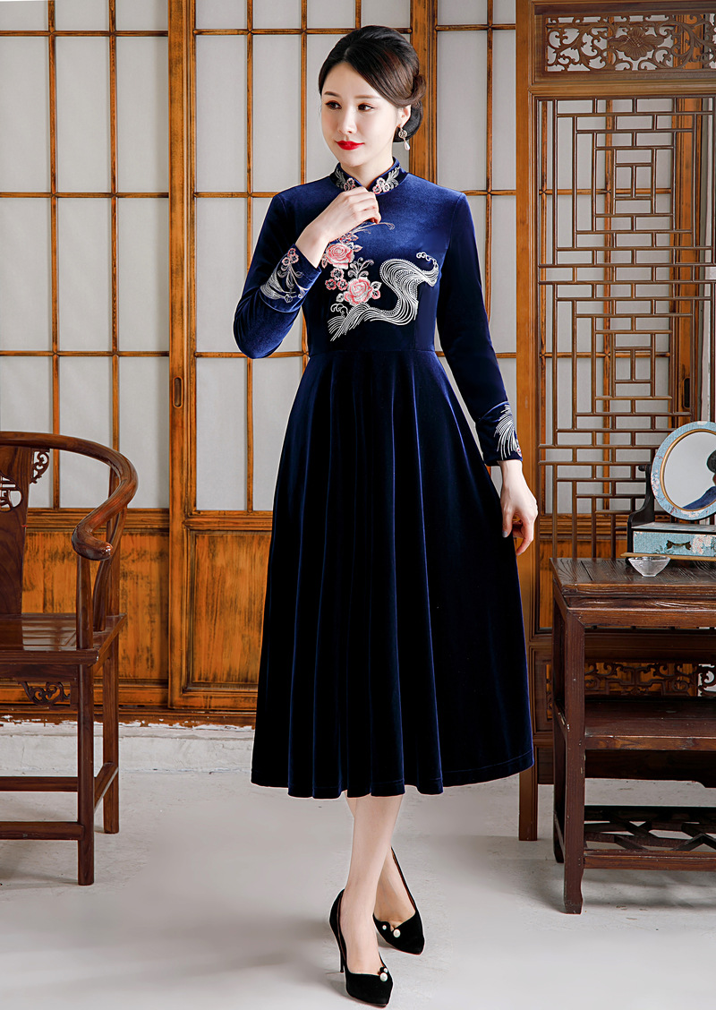 妈妈装新款旗袍春秋款立领长款刺绣连衣裙女装洋气丝绒长袖裙子