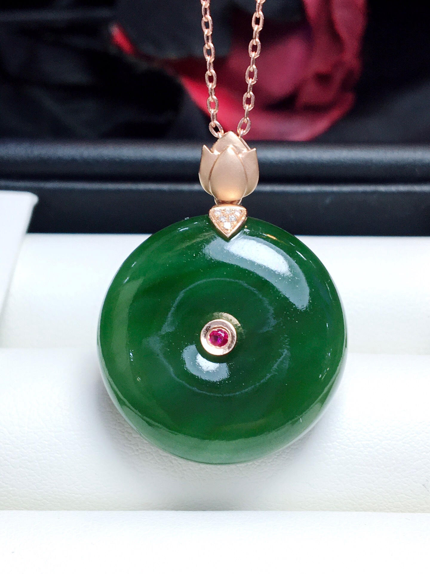 18k金镶嵌【天然和田碧玉猫眼菠菜绿平安扣吊坠】裸石尺寸25.25mm