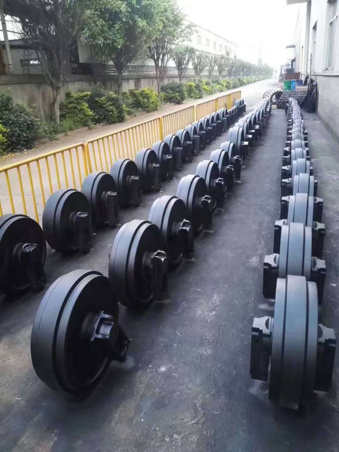 挖掘机引导轮 pc300 -7挖掘机链条 链轨总成 支重轮 驱动齿