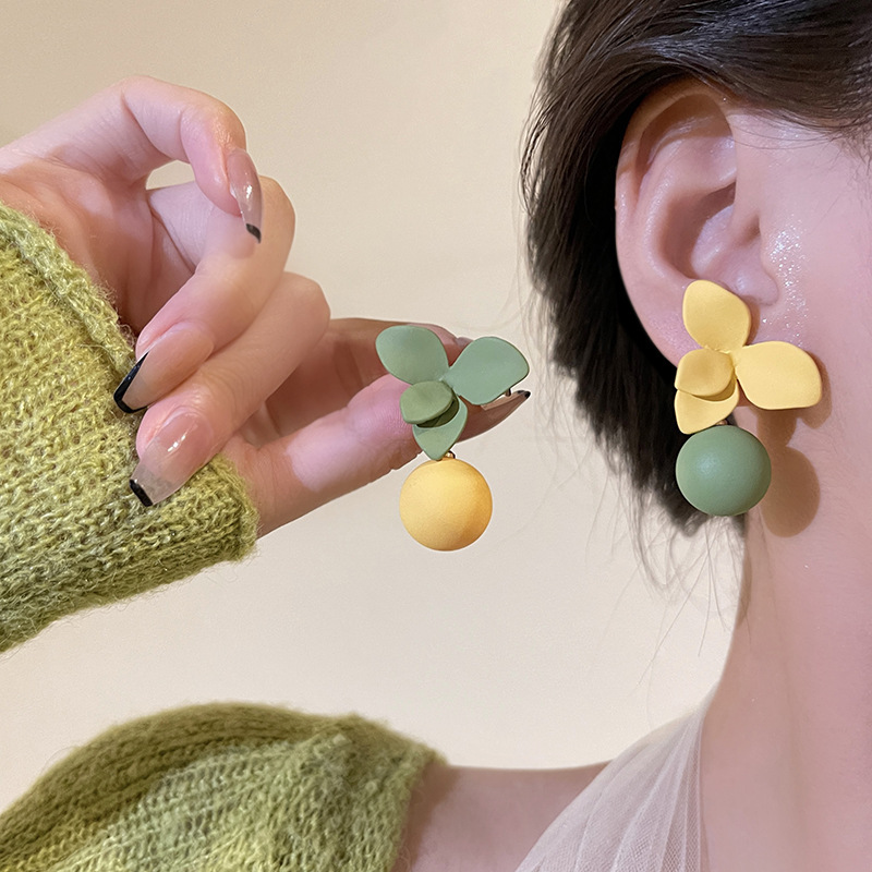 Korean Style Asymmetric Contrast Color Flower Earrings for Women Ins Style Fresh Sweet Personality Earrings Minority All-Match Earrings