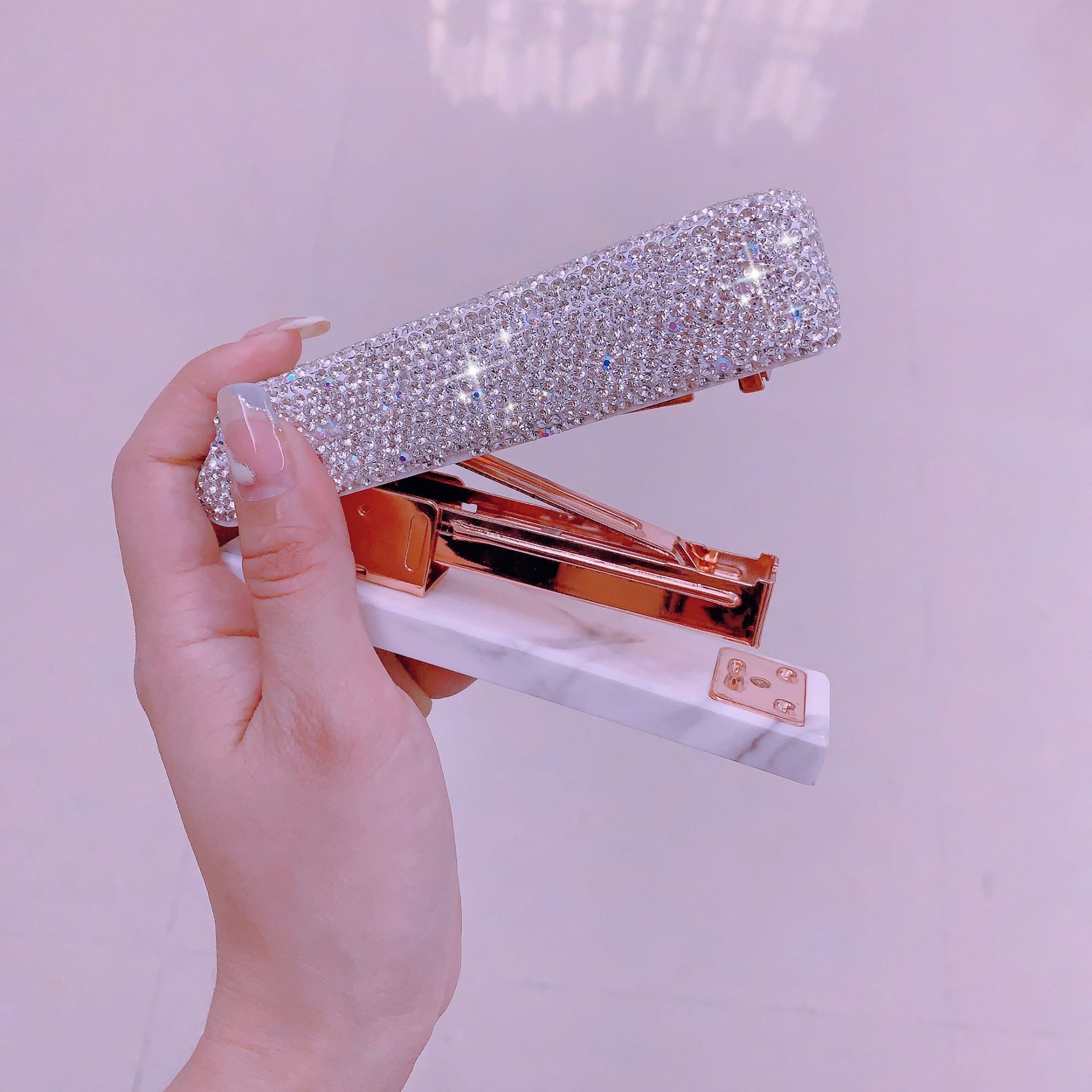 办公室学生订书器奢华镶钻便携手握式多功能订书机高颜值桌面装饰