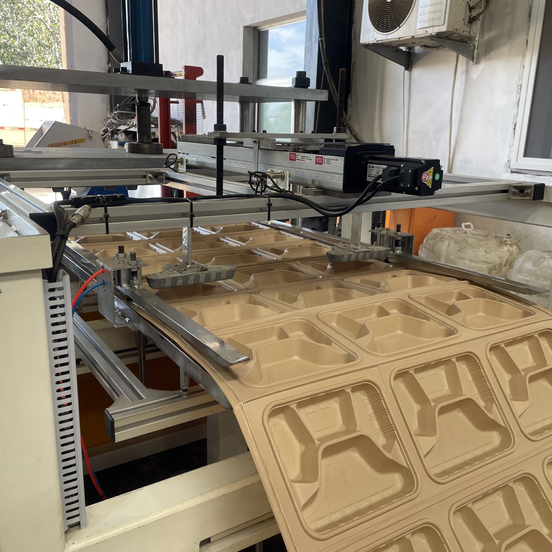 pla/pbat玉米淀粉塑料可降解餐盒生产线,采用"一步成型法"吸塑工艺